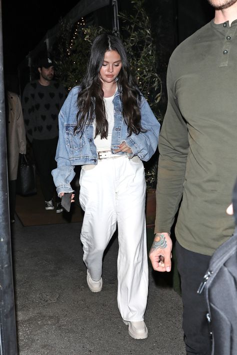 Selena Gomez 2023, Selena Gomez Outfits Casual, Selena Gomez Street Style, Selena Gomez Outfits, Selena Gomez Style, Casual Day Outfits, Marie Gomez, Stylish Work Outfits, Denim Style