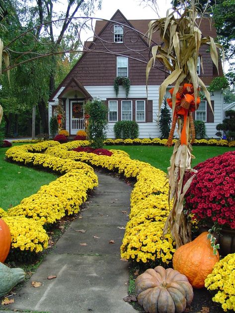 Fall Landscaping, Fall Garden Decor, Fall Garden Vegetables, Garden Wallpaper, Halloween Tattoo, Modern Backyard, Backyard Garden Design, Beautiful Backyards, Garden Layout