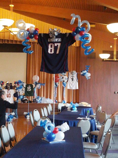 Sports Jersey Centerpieces, with latex balloons Jersey Centerpiece, Sports Banquet Decorations, Hockey Centerpieces, Sports Banquet Centerpieces, Football Centerpiece, Football Banquet Ideas, Wrestling Banquet, Athletic Banquet, Football Centerpieces