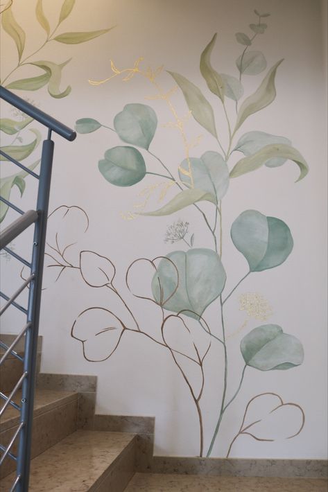 murales mural eucalipto flowers pianta scala parete decorazione piantine verde dipinto rami cartadaparati Stair Wall Design Interiors, Boho Wall Murals Painted, Decor With Flowers, How To Start Painting, Creative Wall Painting, Wall Painting Techniques, Painting Walls, Tulips Art, Start Painting