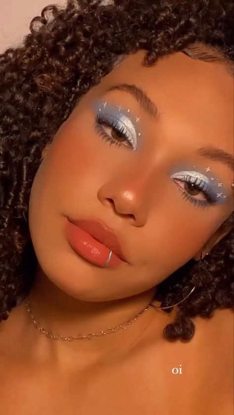 Blue Bday Makeup, Cinderella Costume Makeup, Sky Eye Makeup, Simple Light Blue Eyeshadow Looks, Ice Blue Eye Makeup, Cinderella Makeup Looks Prom, Makeup Ideas Light Blue, Powder Blue Makeup, Blue Euphoria Makeup