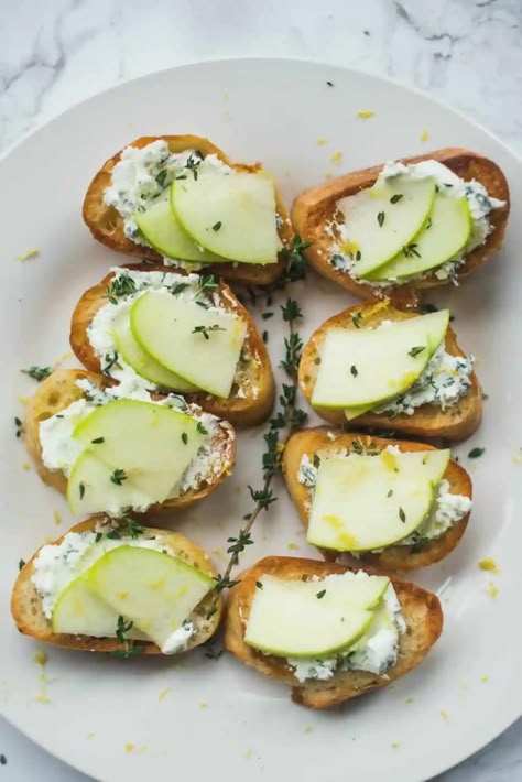 Appetizer Crostini, Apple Goat Cheese, Crostini Bread, Crostini Appetizer, Cheese Crostini, Goat Cheese Crostini, Goat Cheese Appetizer, Crostini Appetizers, Goat Cheese Recipes