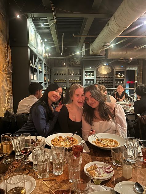 #italian #dinner #pasta #fancy #friends #restaurant Fancy Dinner Friends, Dinner Aesthetic Night Restaurant, Italian Party Aesthetic, Restaurant With Friends Aesthetic, Friends At Restaurant, Fancy Dinner With Friends, Girls Date Ideas, Hamptons Trip, Birthday Dinner Restaurant