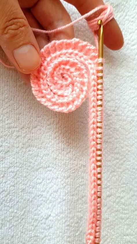 Spiral Stitch Crochet Tutorial – Tutorials & More Crochet Simple Flower, Sedge Stitch, Spiral Crochet Pattern, Rose Stitch, Crocheting For Beginners, Spiral Stitch, Spiral Crochet, Crochet Knit Top, Knit Top Patterns