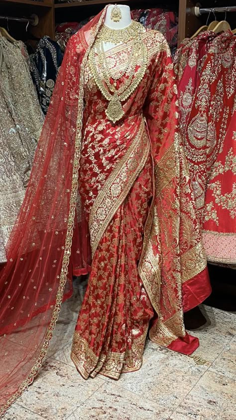 Bridel Sarees Indian, Red Banarasi Saree Sabyasachi, Banarsi Saree Bride, Banarsi Bridal Saree, Bridal Saree Look For Wedding, Bridal Saree With Dupatta, Bride In Saree With Dupatta, Sabyasachi Sarees Brides, Red Banarasi Saree Wedding