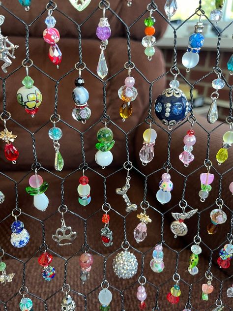 Chicken Wire Beaded Suncatcher - Etsy Beaded Chicken Wire, Chicken Wire Suncatcher Diy, Beads Crafts Ideas, Beaded Chicken, Beaded Suncatchers, Wire Sun, Beaded Wire Art, Chicken Wire Art, Wire Beading