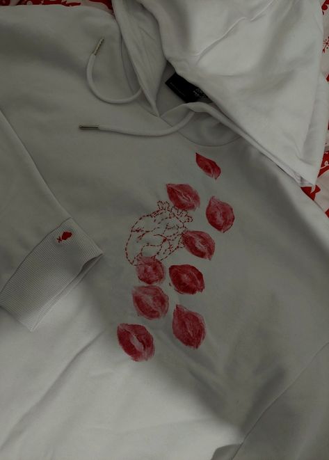 tiktok trend kisses hoodie embroided heart initial wear heart on the sleeve, real heart drawing embroidered red kisses white hoodie perfect present Christmas gift for her and him boyfriend present ideas red and white Christmas season spirit aesthetic cute inspo red lipstick Diy Hoodie Design For Boyfriend, Hoodie Gift For Boyfriend, Hoodie Ideas For Boyfriend, Kiss Hoodie Gift, Kissed Hoodie Ideas, Boyfriend Hoodie Aesthetic, Kiss Mark Hoodie For Bf, Hoodie With Kisses, Making My Bf A Kiss Hoodie