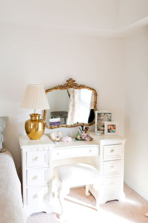 Desk As Vanity, Desk And Vanity, Teen Girl Bedroom Designs, Vintage White Desk, Vanity In Bedroom, Traditional Dresser, Organizer Business, Traditional Dressers, Bedroom Traditional