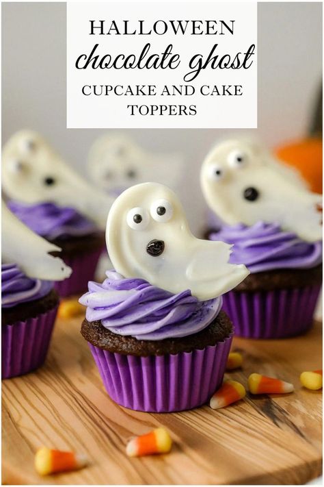 Looking for Halloween cupcake ideas? Look no further than these White Chocolate Ghost toppers for cupcakes and cakes. They are a great way to add a little spookiness to your Halloween treats. To find out how to make these White Chocolate Ghosts visit Sugar Maple Farmhouse. Ghost Cupcakes Cake, Chocolate Ghosts, Postres Halloween, Ghost Cupcakes, Halloween Food Treats, Halloween Baking, Halloween Chocolate, Cupcake Designs, Halloween Desserts