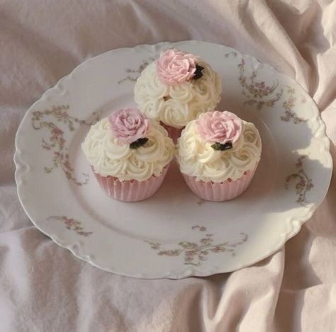 Pink, Coquette, cupcakes, delicious, aesthetic, flowers Cute Baking, Pretty Dessert, Pink Foods, Flower Cupcakes, Pink Cupcakes, Cute Desserts, Pretty Cakes, Cute Cakes, Cafe Food