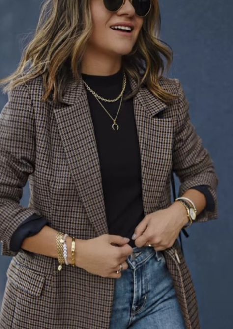 Outfits With Brown Blazers For Women, Brown Suit Jacket Outfit Woman, Tan Plaid Blazer Outfit, Lace Up Loafers Outfit, Brown Checkered Blazer Outfit, Brown Checked Blazer Outfit, Check Blazer Outfit Women, Outfit Americana, Houndstooth Blazer Outfit