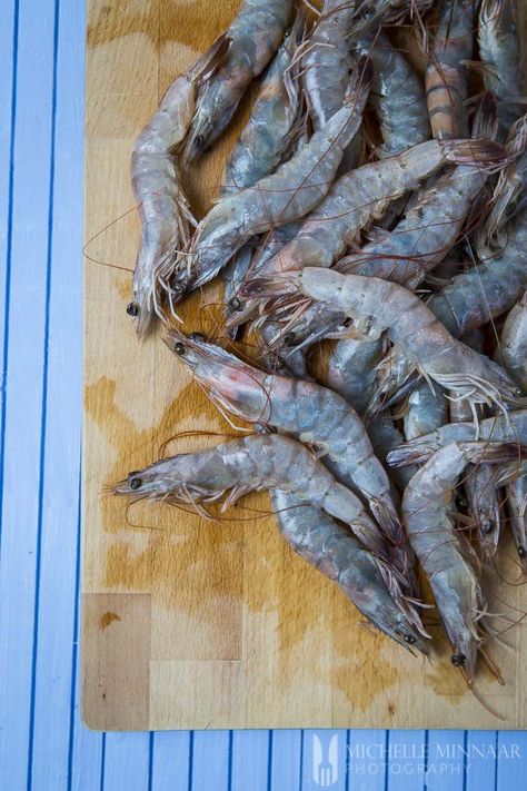 Pan-fried Garlic Butter Prawns - Greedy Gourmet | Food & Travel Blog Crab Dinner Recipes, How To Cook Prawns, Crab Dinner, Butter Prawns, Seafood Ideas, Butter Prawn, Fried Butter, Crab Appetizer, Prawn Dishes