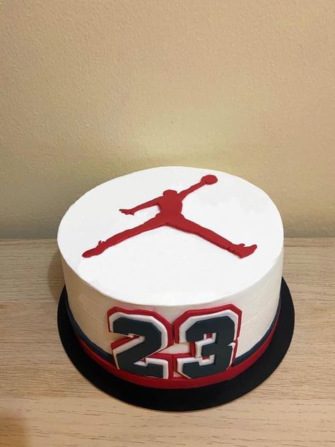 Michael Jordan Cake Ideas, Jordan Theme Cake, Jordan Birthday Cake, Michael Jordan Cake, Nike Cake, Jordan Cake, Basketball Birthday Cake, Cake Designs For Boy, 15th Birthday Party Ideas