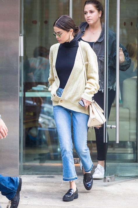 Selena Gomez looks cozy and cool in a chunky sweater, turtleneck sweater, crop jeans and loafer flats. Dress And Loafers Outfit, Chunky Loafers Outfit Style, Outfit With Loafers Women, Chunky Loafers Outfit, Black Loafers Outfit, Loafer Outfits, Loafers Outfit, Chunky Loafers, Casual Outfit Inspiration