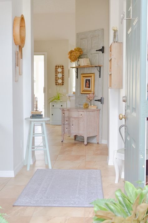 French Country Beach Cottage, Shabby Chic Minimalist, Country Brocante Style, French Cottage Furniture, Urban Cottage Decor, Urban Country Decor, Inviting Hallways, Country Cottage Bedroom Decor, Shabby Chic Hallway