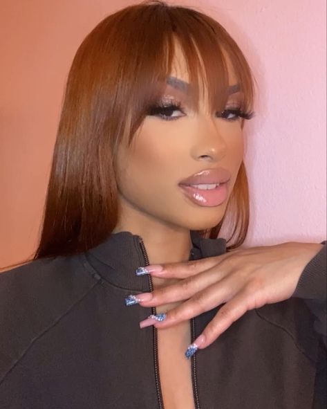 Ginger Bangs Black Hair, Auburn Wig With Bangs, Copper Fringe Hair, Brown Hair With Bangs Black Women, Ginger Bangs Hair, Reddish Brown Hair With Bangs, Ginger Hair With Bangs Black Women, Copper Hair Tan Skin, Copper Hair Bangs