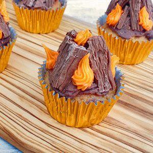 Caramel Bonfire Cupcakes, simple to make with some Flakes. Here I share tips on food photography and link through to my recipe on Wayfair Fireworks Night Food, Bonfire Night Ideas, Firework Party Food, Firework Night Food, Bonfire Baking, Bonfire Night Snacks, Autumn Baking For Kids, Bonfire Night Food Ideas, Bonfire Night Party