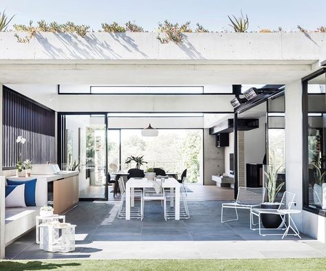 An old worker’s cottage with an ultra-modern extension Outdoor Furniture Australia, Alfresco Designs, Workers Cottage, Ultra Modern Homes, Outdoor Dining Sets, Mcm House, Homes To Love, Modern Extension, House Extension