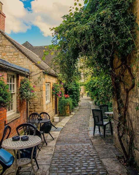 Cotswold Way, Chipping Campden, British Cottage, Landscaping Images, The Cotswolds, English Cottage, English Countryside, Beautiful World, Beautiful Places