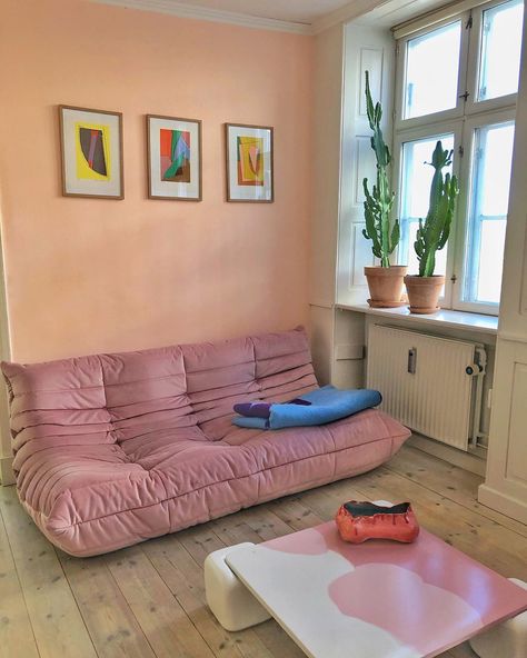 ASTRID BRYNNUM ANDERSEN on Instagram: “Favorite living room 🌷” Low Couch, Country Cottage Living Room, Country Cottage Living, Bohemian Homes, Living Etc, Togo Sofa, Pink Sofa, Cottage Living Rooms, Dream Living