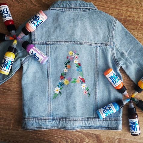 🌸 Flowers 🌼 #paintingflowers #paint #artpainting #painting #art #champetre #custom #customdenim #customdenimjacket #denimjacket #babygirl #frenchriviera #nice Hand Painted Denim Jacket Art, Denim Jacket Art, Jean Jacket Diy, Jacket Diy, Hand Painted Denim, Jacket Art, Boss Ladies, Custom Denim Jacket, Hand Painted Denim Jacket