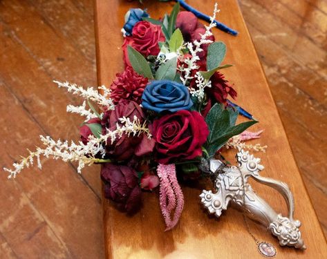 Hilt bouquet, sword bouquet, wedding bouquet, diy bouquet, pirate bouquet Pirate Bouquet, Dnd Wedding, Wedding Bouquet Diy, Faerie Wedding, Nerdy Wedding, Unique Bouquet, Fantasy Wedding, Plan My Wedding, Mom Wedding