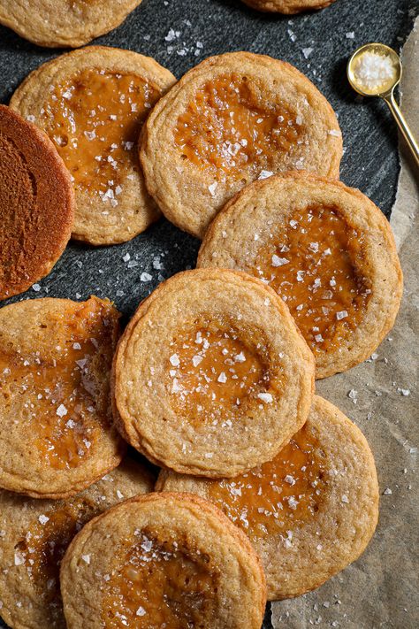 Crispy Salted Caramel Cookies, Salted Caramel Hummus, Salty Cookies Recipes, Savory Cookies, Crispy Chocolate Chip Cookies, Salted Carmel, Winter Dessert, Bakery Cookies, Salted Caramel Cookies