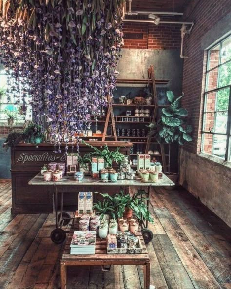 Apothecary Shop, Herb Shop, Bar Vintage, Green Ideas, Herbal Apothecary, Garden Cafe, Store Displays, Garden Shop, Shop Interiors