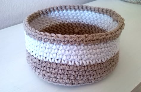 The simplest crochet basket – Why I DIY? Crochet Storage Baskets Free Pattern, Easy Crochet Basket, Crochet Basket Tutorial, Easy Crochet Basket Pattern, Crocheted Basket, Crochet Storage Baskets, Crochet Basket Pattern Free, Chic Crochet, Crochet Storage