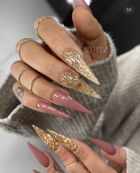 Fall Stilleto Nails 2024, Stiletto Fall Nails 2024, Christmas Nail Ideas Stiletto, November Nails Fall Stiletto, Stilleto Xmas Nails, Winter Nails Stilleto, Holiday Stiletto Nails Christmas, Fall Stellio Nails, Stiletto Nail Designs 2024