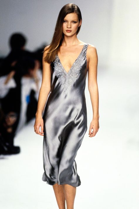 See the complete Calvin Klein Spring 1995 collection and 9 more Calvin Klein shows from the ‘90s. Calvin Klein Fashion, Haute Couture Style, Fashion Guys, 90s Slip Dress, 90s Calvin Klein, 1990s Fashion, 90s Fashion Outfits, Calvin Klein Collection, Glamour Dress