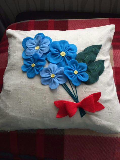 Felt flower cushion Diy Flower Pillow, Felt Flower Pillow, Draps Design, 123 Cross Stitch, Flower Cushion, Felt Cushion, Creative Pillows, Pillow Crafts, Sewing Crafts Tutorials