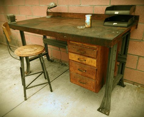 Vintage industrial desk / workbench Vintage Industrial Desk, Diy Industrial Furniture, Industrial Workbench, Desk Vintage, Lamps Vintage, Desks Office, Steampunk Industrial, Industrial Dining Table, Industrial Table Lamp