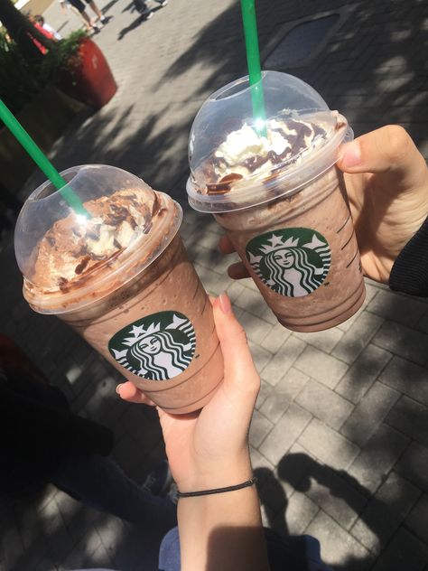 Copos do starbucks, fotos com amigas e etc Frappuccino Recipe Starbucks, Banana Bread Starbucks, Kawa Starbucks, Starbucks Hot Drinks, Coffee Starbucks Drinks, Starbucks Caramel Drinks, Sweet Coffee Drinks, Starbucks Banana, Starbucks At Home