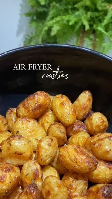 Potatoes In Air Fryer, Instagram Recipes, Airfryer Recipes, Roast Potatoes, Fryer Recipes, Potato Recipes, Quick Recipes, Air Fryer Recipes, Tater Tot