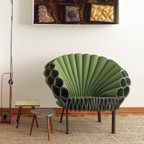 Power to ideas! With the Peacock armchair, Dror Studio in New York makes a strong statement: this exuberant armchair made of rippled folds of felt fabric is eye-catching; with sinuous curves that challenge the laws of physics and a spontaneous, irreverent attitude. The base is made of powder-varnished metal, anthracite in color. The Peacock armchair is available in monocolor versions (in blue or green). Features Year of Production: 2009 Available in Green or Blue color Cappellini Peacock Chair i Blue Bedroom Chair, Peacock Armchair, Peacock Blue Bedroom, Living Room Nordic, Peacock Chair, Leisure Chair, Velvet Chair, Wing Chair, Arm Chairs Living Room