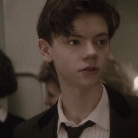 nowhere boy (2010) Paul Mccartney Nowhere Boy, Thomas Brodie Sangster Nowhere Boy, Paul Mccartney Thomas Sangster, The Last Legion, Nowhere Boy, Maze Runner Thomas, Maze Runner Cast, Maze Runner Movie, Newt Maze Runner