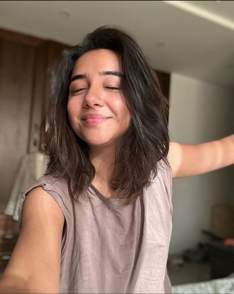 Prajakta Koli Short Hair, Mostlysane Haircut, Prajakta Koli Haircut, Short Haircut For Chubby Face, Short Hair Chubby Face, Fluffy Short Hair, Short Fluffy Hair, Short Hair For Chubby Faces, Frizzy Wavy Hair