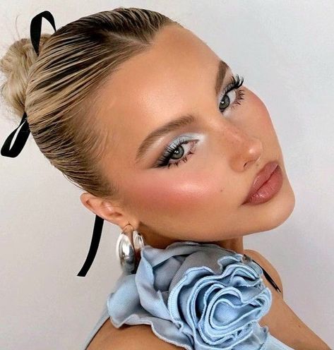 Makeup Look Black Dress, Make Up For Blonde Girl, Blonde Girl Makeup, Makeup Looks Trendy, Makeup Looks Blue, Iconic Makeup Looks, People Model, Trending Makeup, Ball Makeup