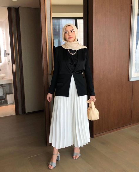 Trendy Summer Hijab Fashion Outfit Ideas To Fall In Love With - @summeralbarcha - StreetStyle Hijab Fashion - Casual Hijab Outfits - Summer Long Dresses- Hijab Skirts - Simple Hijab Fashion. #hijabdress #chicmuslimah #2020hijabfashion #muslimoutfitideas #modesthijabi Outfit Blazer Hijab Rok, Hijabi Blazer Outfit Formal, Formal Modest Outfits Hijab, Hijab Professional Outfits, Modest Blazer And Skirt Outfits, Hijabi Professional Outfits, Long Skirt Fashion Hijab, Blazer Hijab Outfits, Skirt With Blazer Outfit