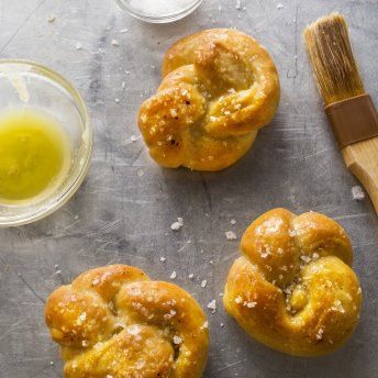 Garlic Knots | Cook's Country Garlic Knots No Yeast, Garlic Knot Recipe, Apple Betty, Homemade Garlic Knots, Garlic Knot, Cooks Country Recipes, Garlic Knots Recipe, Donut Toppings, Caramel Chocolate Bar