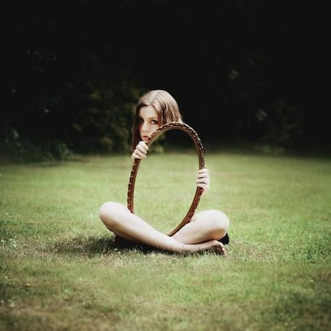 Le corps d'une femme assise derrière un miroir Portrait Photo Original, Illusion Fotografie, Optical Illusion Photos, Illusion Photography, Artistic Portrait Photography, Illusion Photos, Mirror Photography, Dark Portrait, Forced Perspective