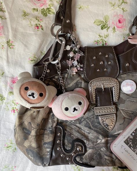 Inside My Bag, Digital Closet, Pretty Bags, Cute Keychain, Cute Little Things, Essential Bag, 2000s Fashion, Cute Bags, My New Room