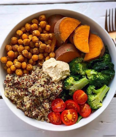 Healthy Bulgur Recipes, Vegan Lunch Aesthetic, Vegan Aesthetic, Curried Chickpeas, Aesthetic Lunch, Workout Meals, Quinoa Kale, Vegan Bodybuilding, Vegan Menu