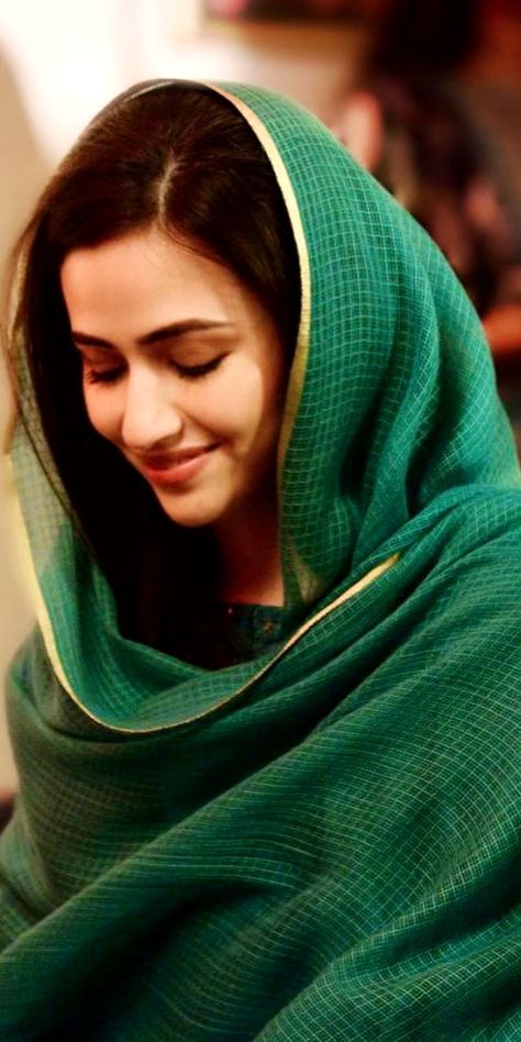 Dupatta On Head Style, Dupatta On Head, Black Hijabi Girl, Best Fb Profile Pic, Sana Javed, Female Actors, Business Models, Islamic Girl, Beautiful Muslim Women