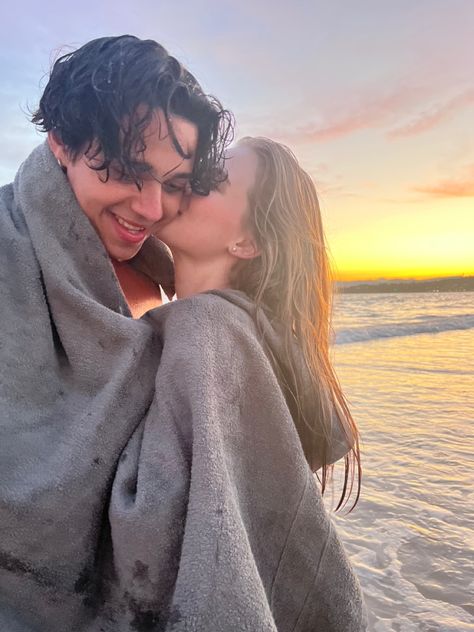 #love #lucky #sunset #france #beach #cute Kiss On The Cheek Aesthetic, Kiss On Cheek, Kiss On The Cheek, People Kissing, Cheek Kiss, Kiss Pictures, Couple Aesthetic, Celebrity Look, Character Aesthetic