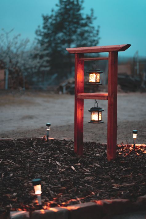 Garden Ideas Recycled, Japanese Backyard Ideas, Botanical Tower, Japanese Garden Backyard, Vintage Decorating Ideas, Japanese Garden Style, Japanese Garden Decor, Rustic Garden Ideas, Small Japanese Garden