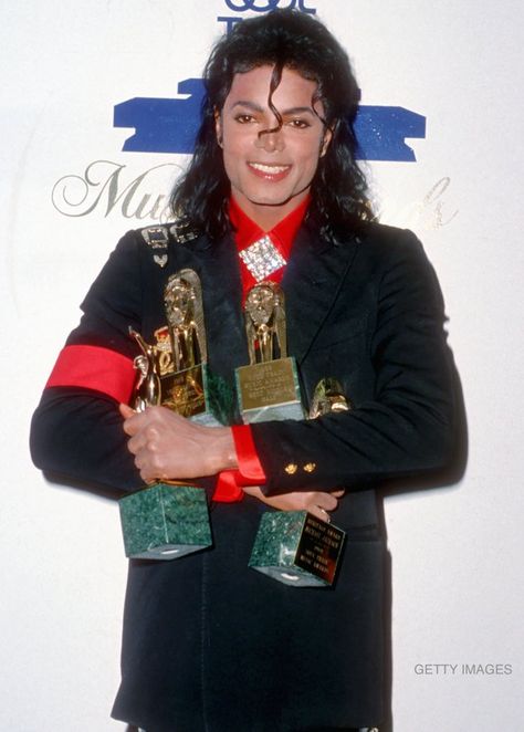 Michael Jackson on Twitter: "At the 1989 Soul Train Awards, Elizabeth Taylor presented Michael Heritage Award for Career Achievement and she dubbed him “the true king of pop, rock and soul”. It was ultimately shortened to King of Pop and that is how Michael has been known ever since. https://t.co/tSnMl82NlT" / Twitter Michael Jackson Awards, Soul Train Awards, Life In Pictures, Soul Train, Joseph Jackson, Michael Jackson Pics, King Of Pop, Eddie Murphy, Paris Jackson