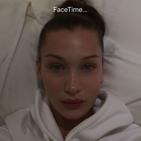 Bella Hadid Nose, Grunge Outfits Edgy, Aesthetic Runway, Bella Hadid Model, Sherilyn Fenn, Freckles Makeup, Isabella Hadid, Bella Gigi Hadid, Baby Bells