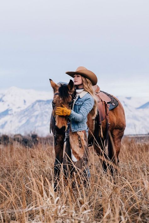 Winter Cowgirl Aesthetic, Western Cowgirl Aesthetic, Mountain Cowgirl, Winter Cowgirl, Winter Cowboy, Picture Story Prompts, Cowgirl Photography, Real Cowgirl, National Finals Rodeo